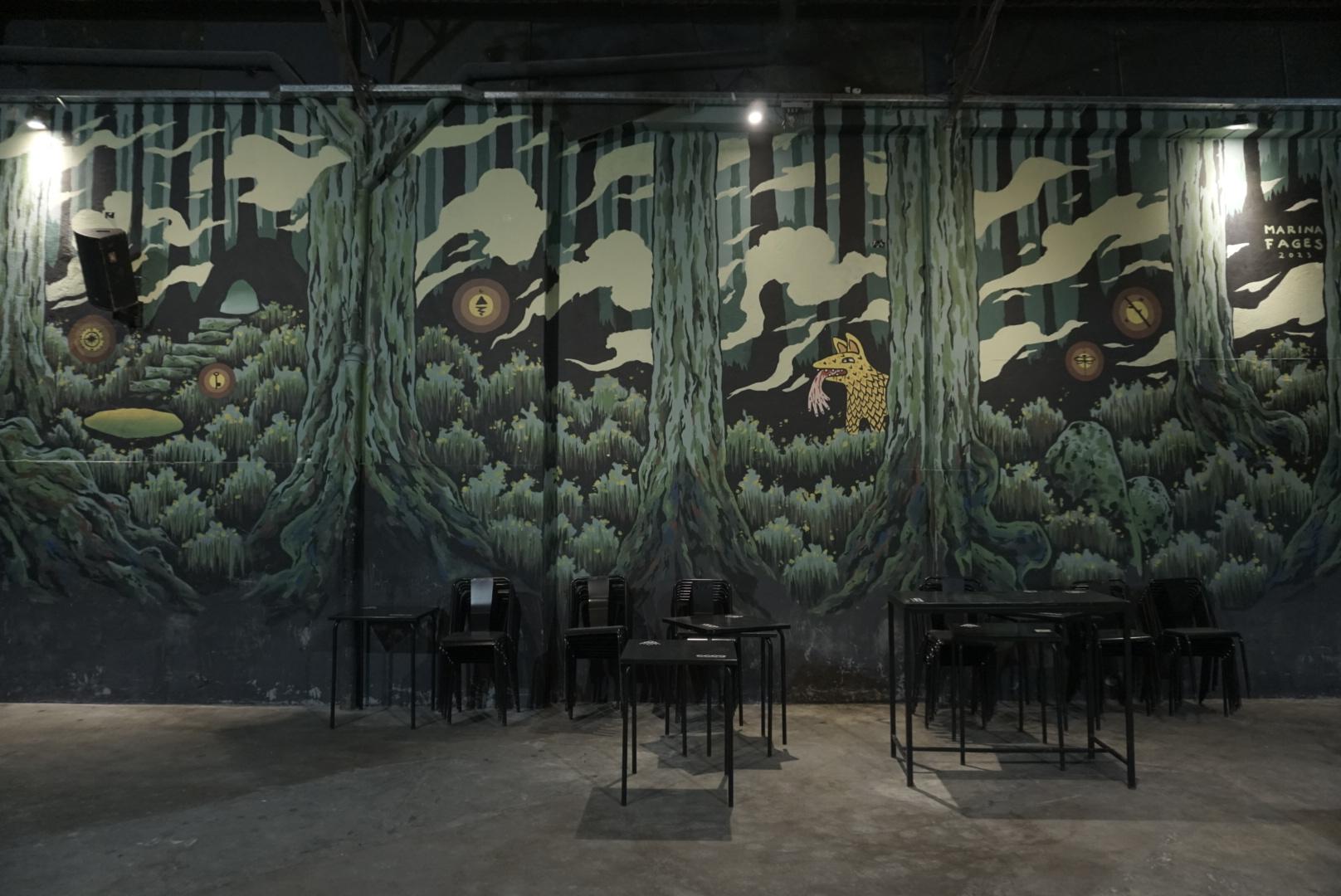 Interior con murales artísticos